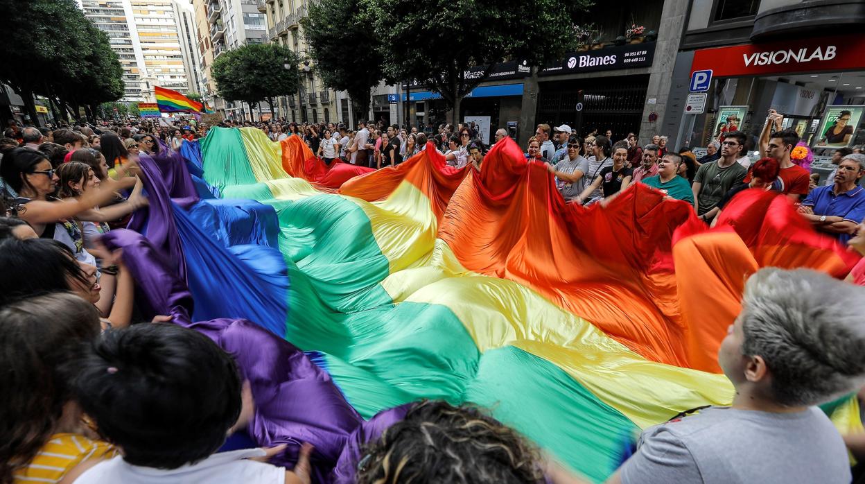 Manifestantes convocados por el orgullo gay en una concentración organizada por colectivos LGTBI