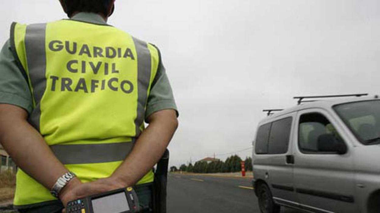 Los bomberos junto al coche tras el accidente