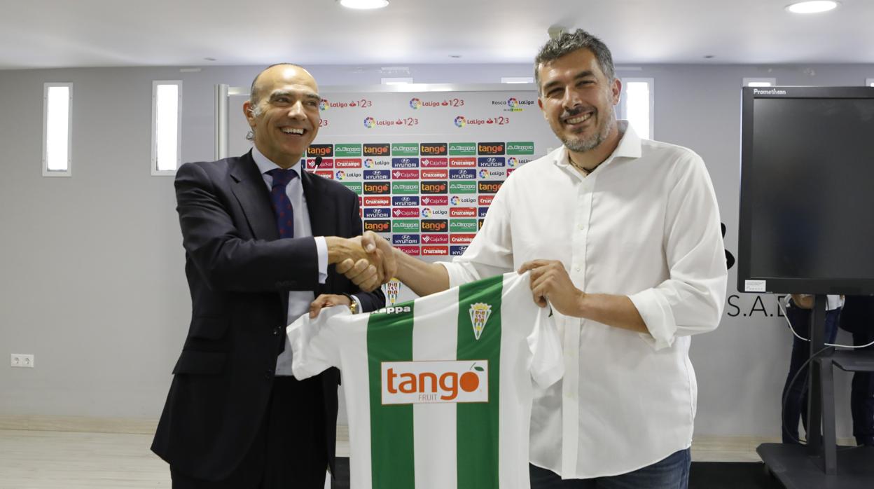 El director general deportivo del Córdoba, Luis Oliver, junto al técnico del filial, Juan Marrero