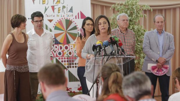 La alcaldesa de Córdoba Isabel Ambrosio en una comparecencia en la Feria con su equipo