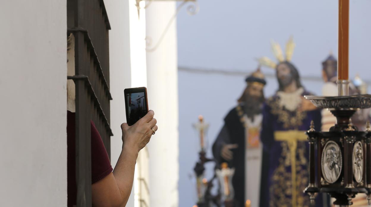 Una persona toma un fotografía del Señor del Perdón