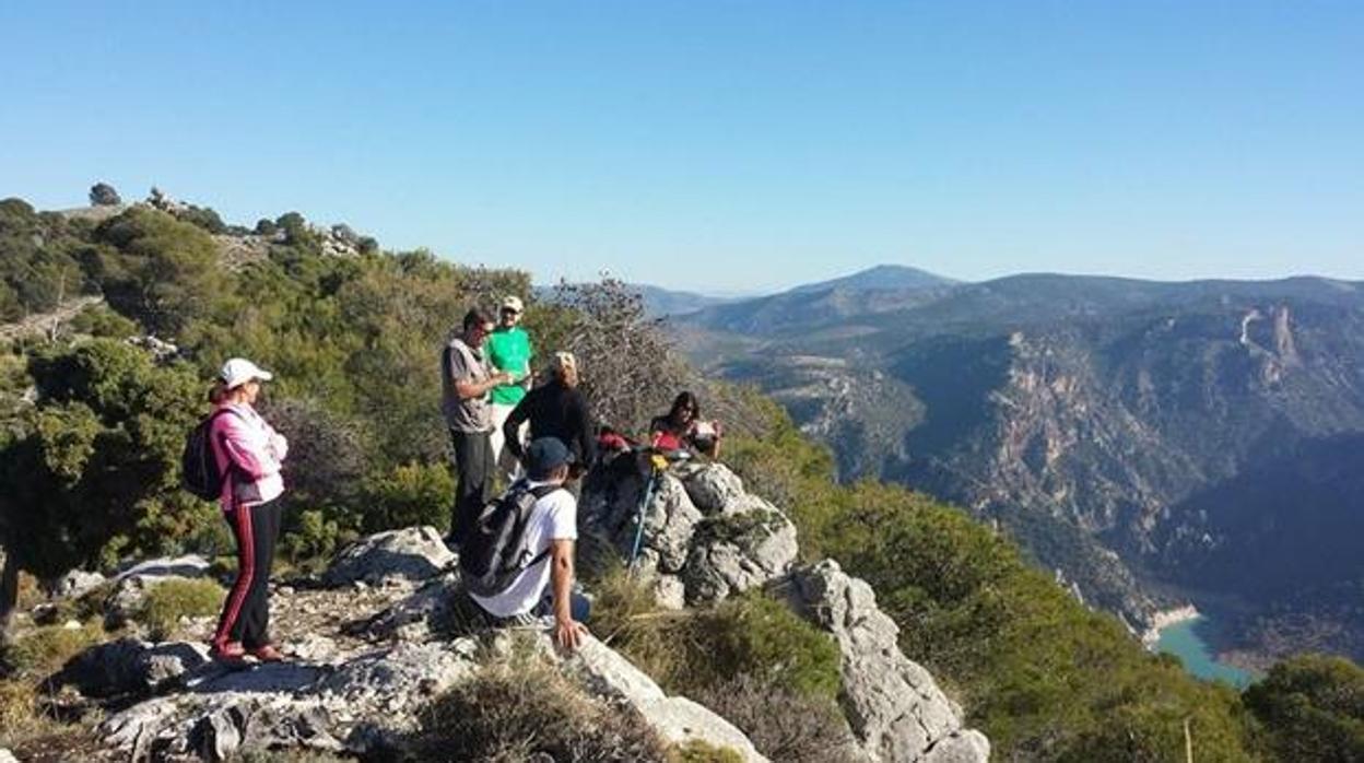 Un grupo de senderistas en las sierrras andaluzas