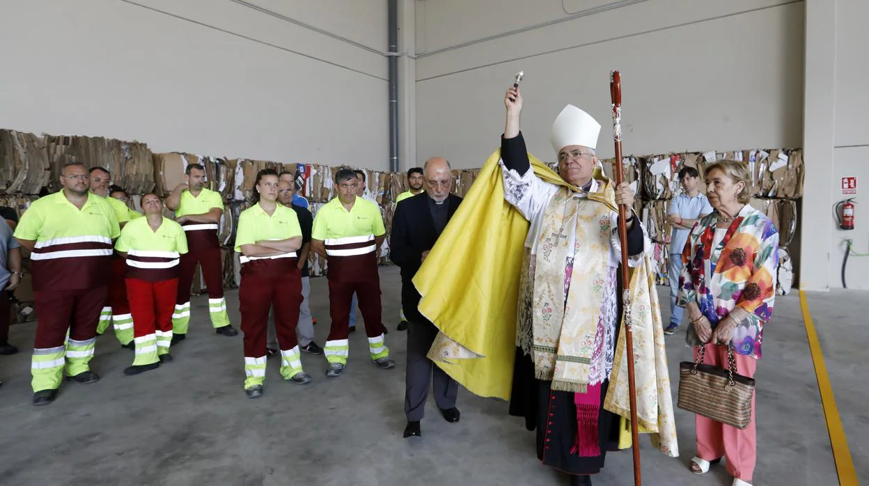 El obispo, durante la bendición de la nueva nave