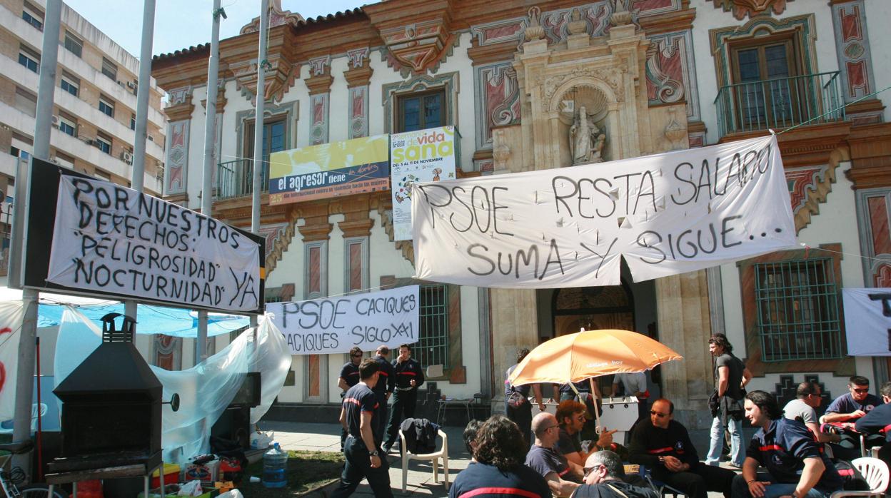 Acampada de bomberos ante la Diputación