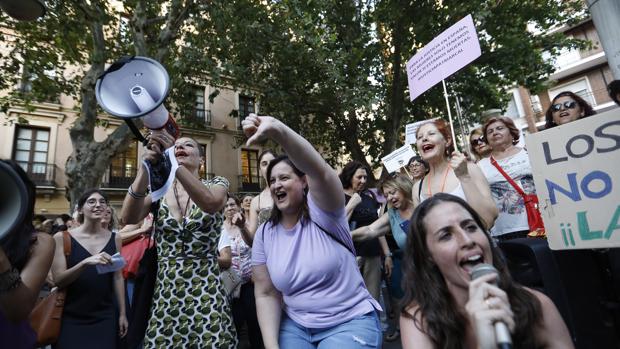 Cientos de personas cargan en Córdoba contra la libertad provisional de la Manada