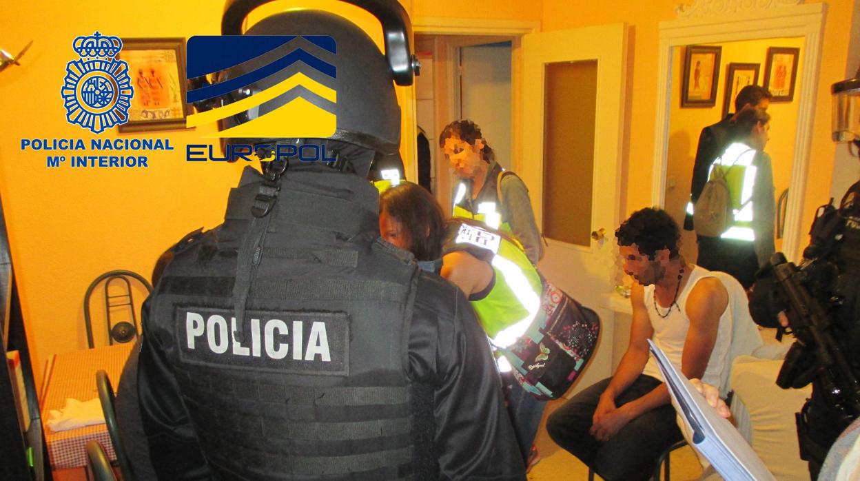 Imagen de la Policía Nacional de uno de los registros realizados en esta operación.