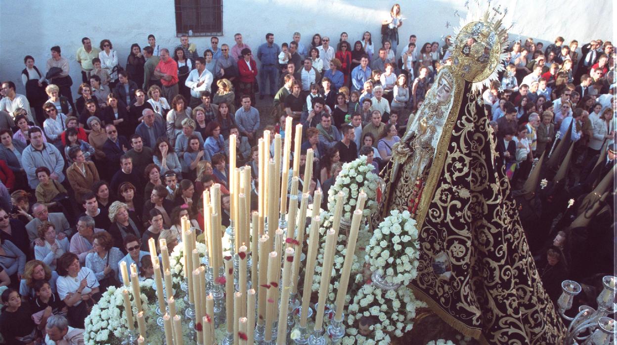 La Virgen de los Dolores, en su procesión del años 2000