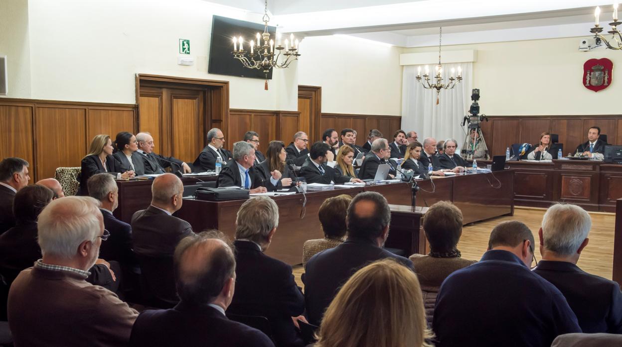 La bancada de los abogados defensores en la sala la Audiencia Provincial de Sevilla donde se celebra el juicio