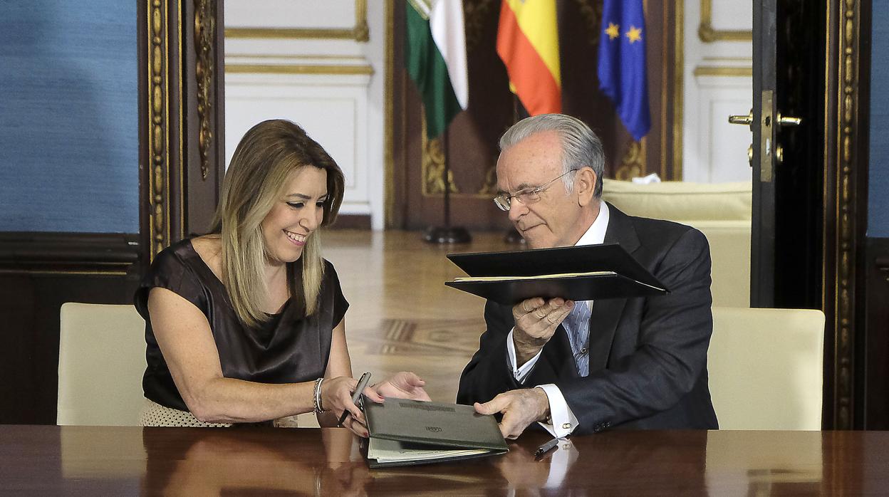 Susana Díaz e Isidro Fainé durante la firma del acuerdo de colaboración