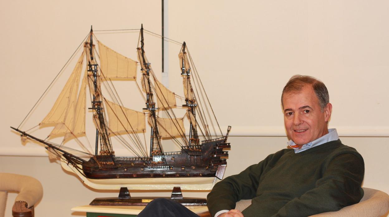 Francisco García del Junco, con una maqueta de un barco