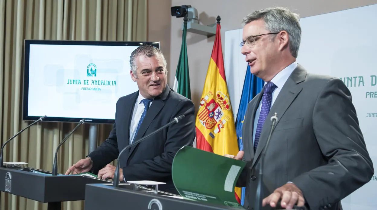 El consejero de Empleo de la Junta de Andalucía, Javier Carnero (i), junto al portavoz del Ejecutivo, Juan Carlos Blanco (d)