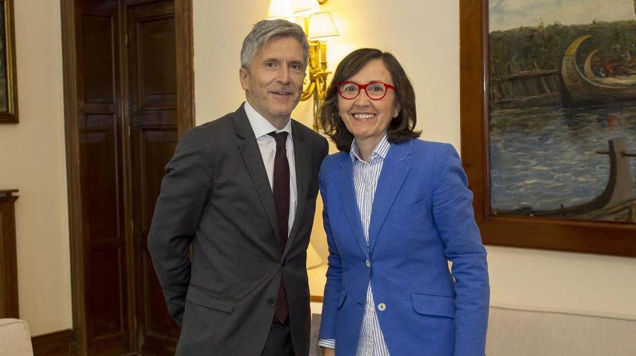 Grande-Marlaska, ministro del Interior, junto a Rosa Aguilar, consejera de Justicia andaluza, durante la reunión mantenida este martes