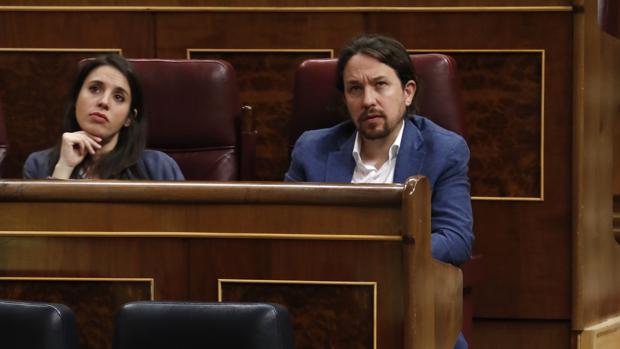 Irene Montero junto a Pablo Iglesias (Podemos) en el Congreso