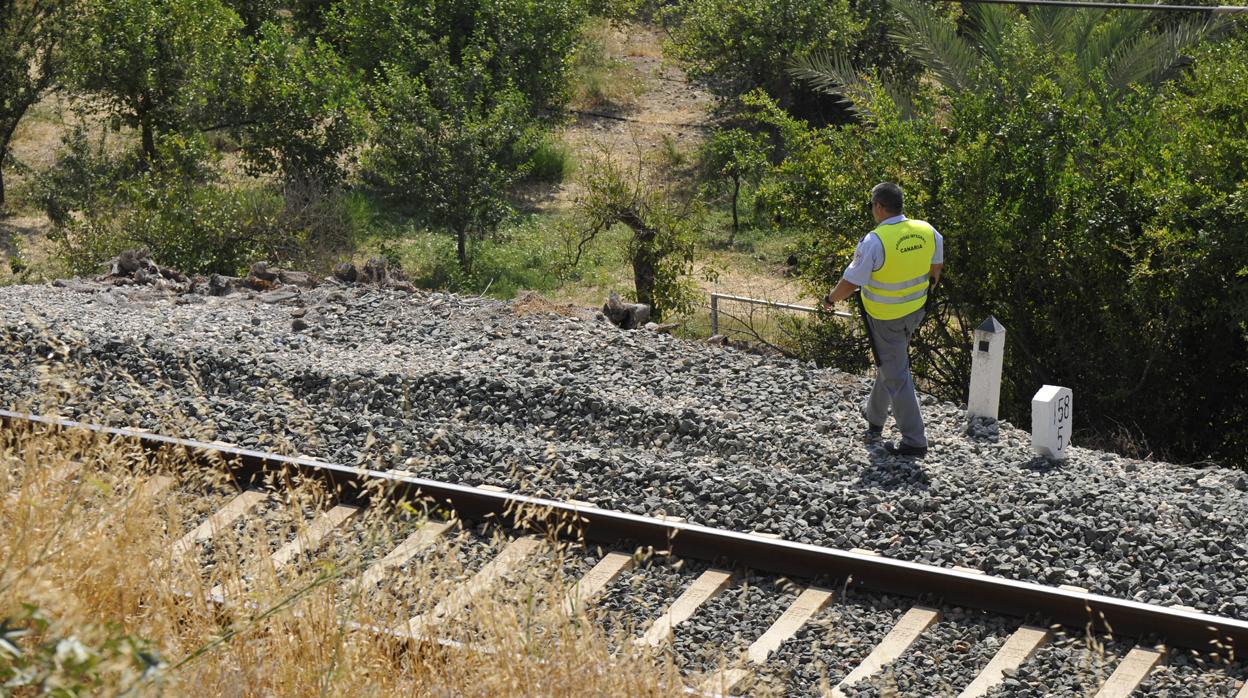 Lugar de las vías del tren donde fue hallado el cadáver de Lucía Vivar el pasado verano