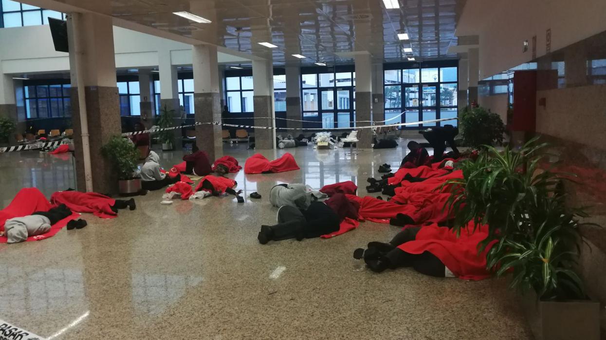 Imagen de algunas de las personas que han dormido en la estación marítima del Puerto de Algeciras