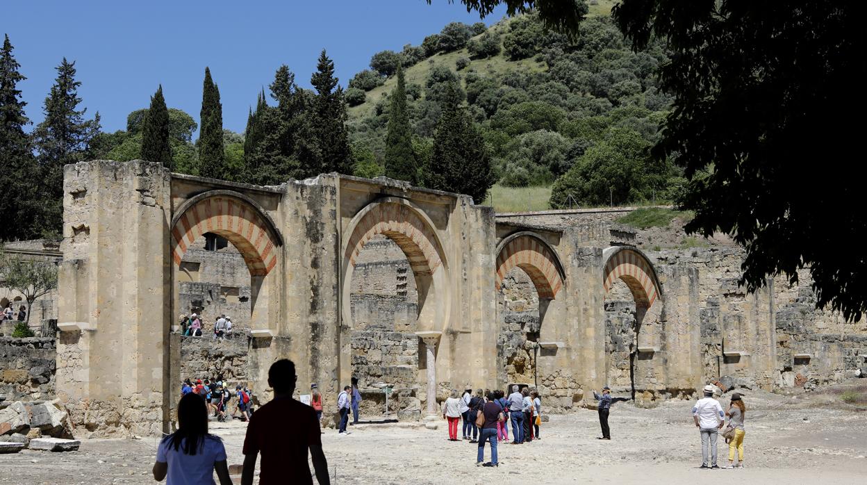 Visitantes del yacimiento de Medina Azahara