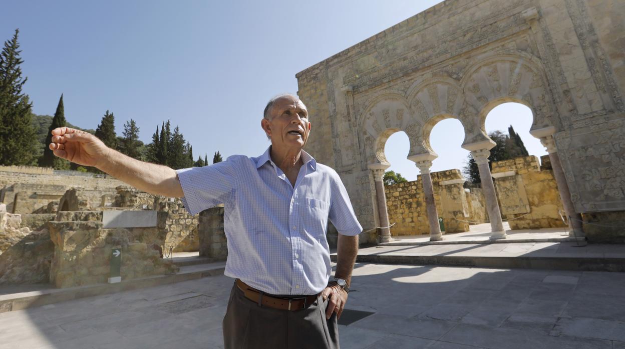 El restaurador Escobar, ayer junto a la portada de la Casa de Ya´far de Medina Azahara