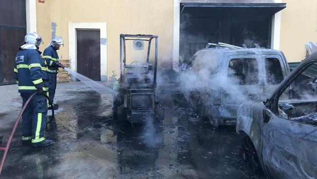 Los bomberos sofocan un peligroso incendio en el Club de Golf La Reserva de Sotogrande