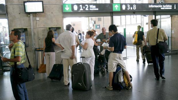 Viajeros en la estación del AVE en Córdoba