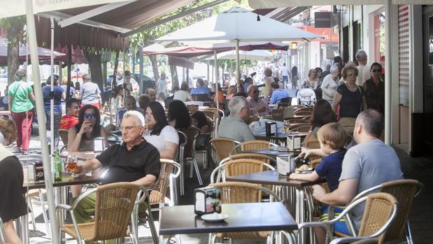 Terrazazs cubiertas por toldos en la avenida de Barcelona de Córdoba