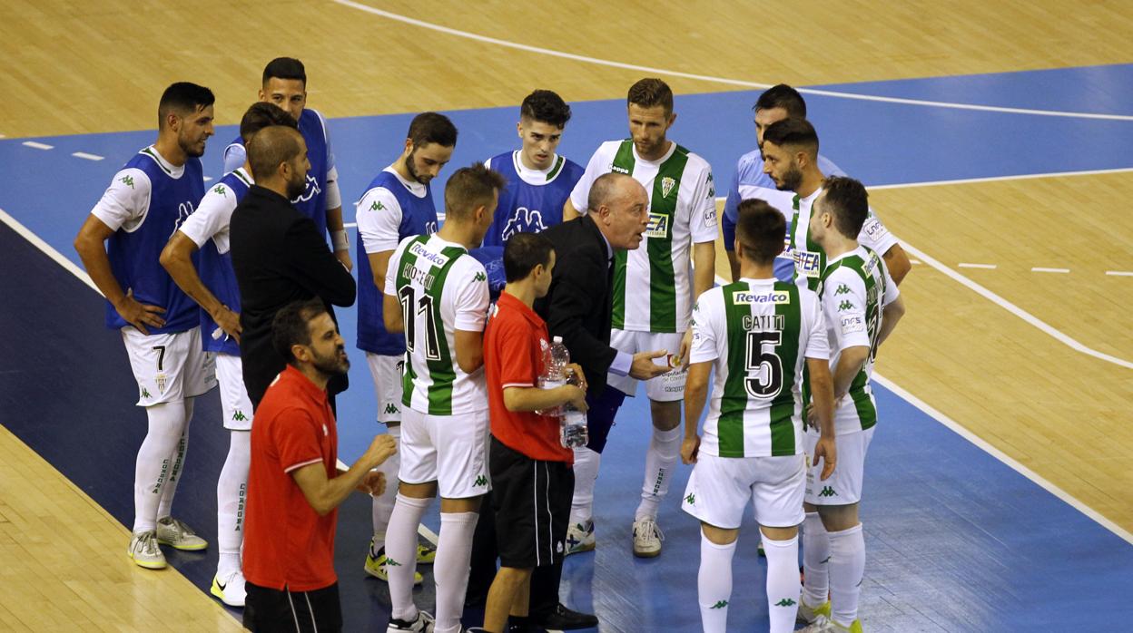 «Maca» da indicaciones a sus jugadores en el partido de Copa ante ElPozo Murcia