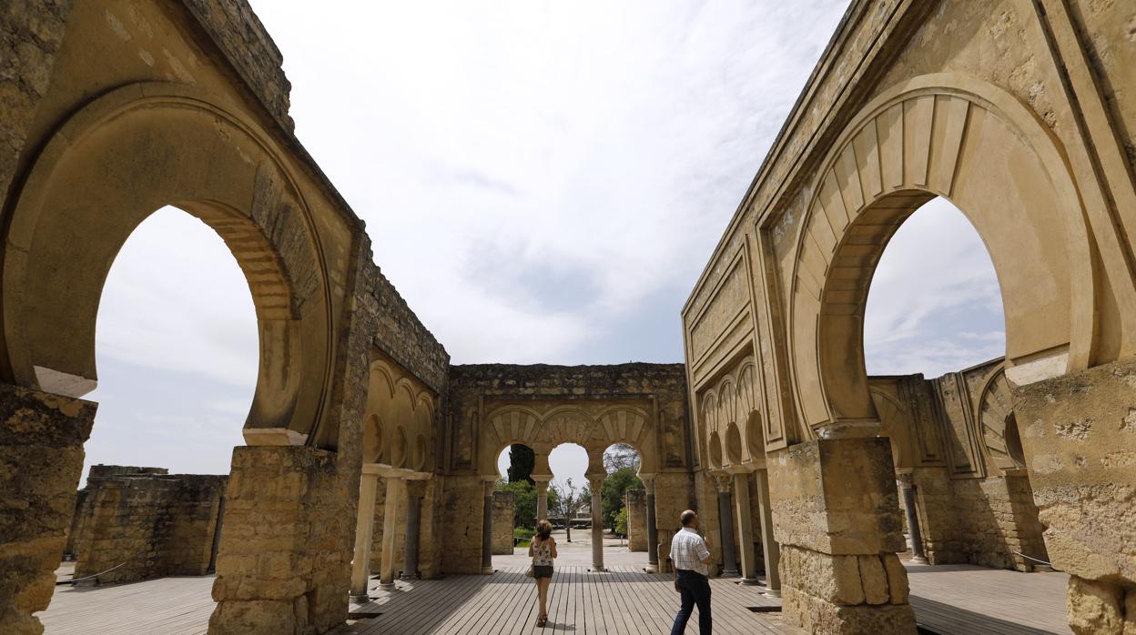 Turistas en el yacimiento arqueológico de Medina Azahara