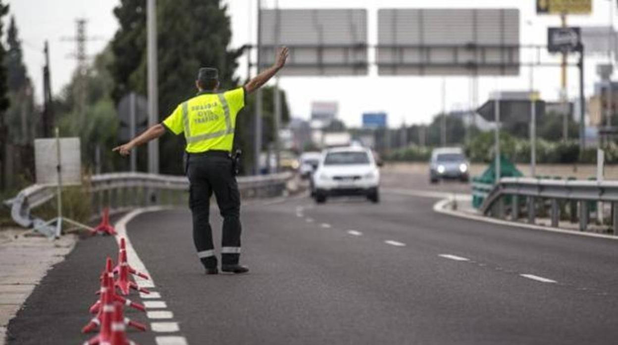 Imagen de archivo de un guardia civil dirigiendo el tráfico