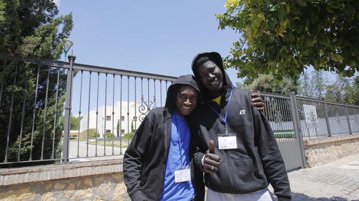 Dos de los jóvenes inmigrantes llegados este domingo a Córdoba