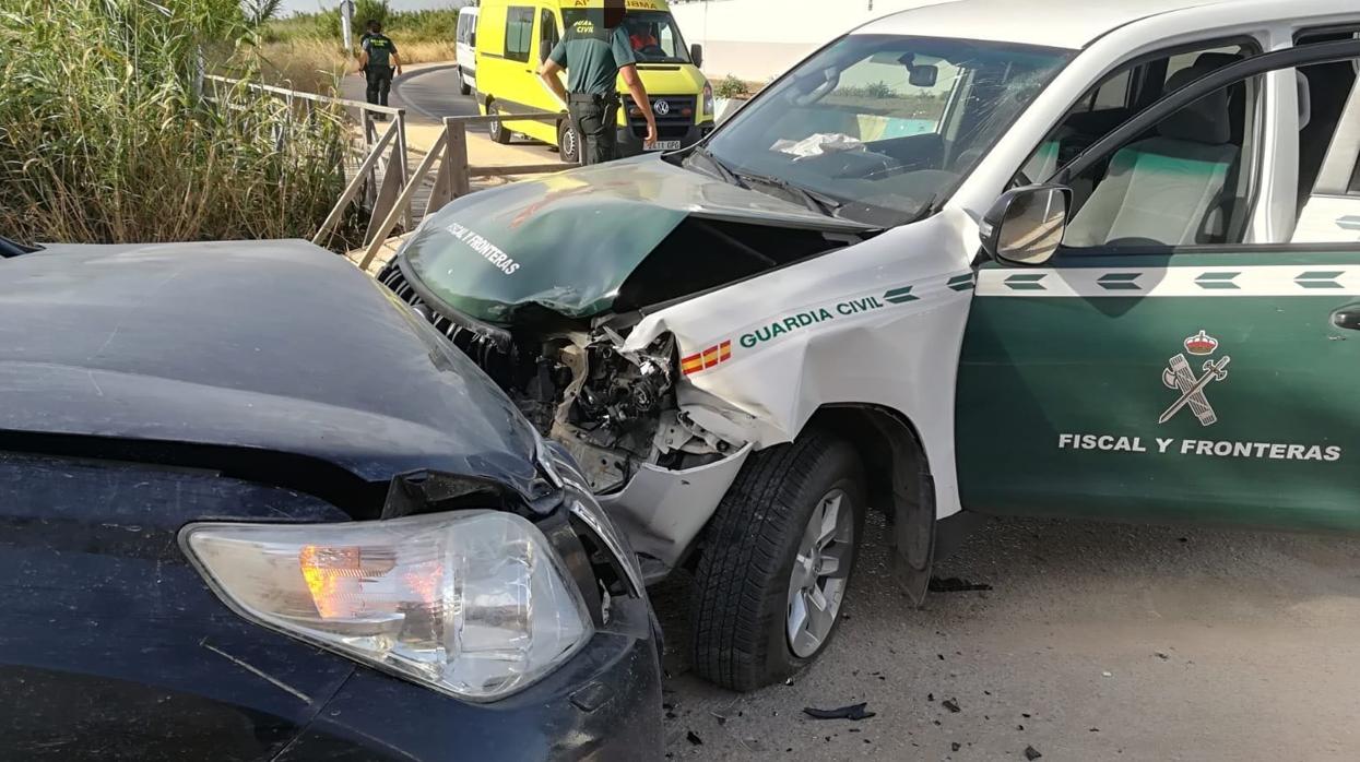 Imagen del todo terreno y del vehículo de la Guardia Civil tras el suceso