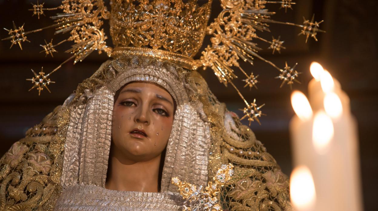 Primer plano de la Virgen de la Esperanza