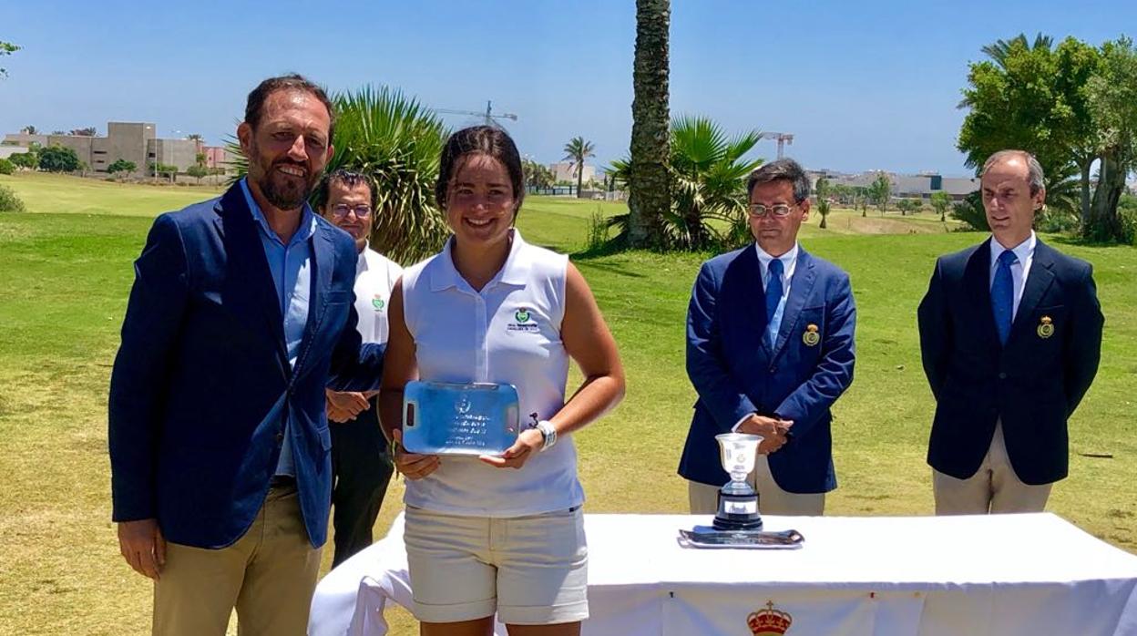 La golfista cordobesa Carmen Belmonte recibe la placa como tercera del Andaluz