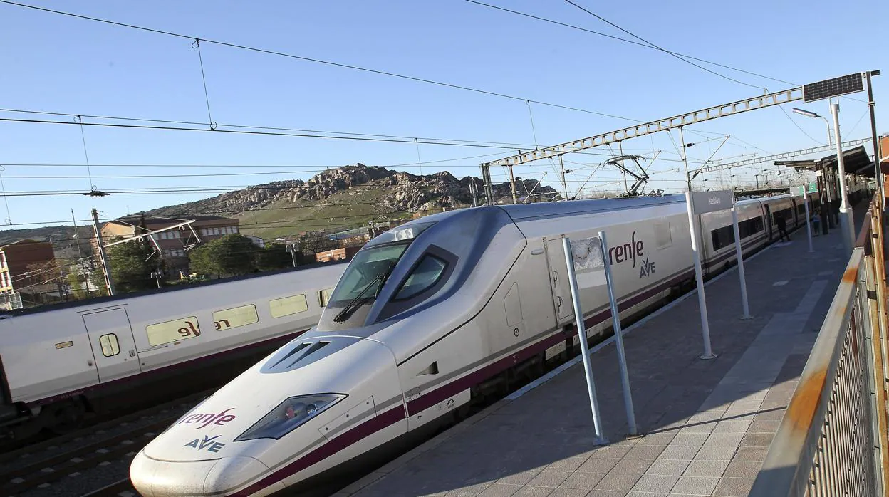 Un tren AVE en la línea de Córdoba a Madrid