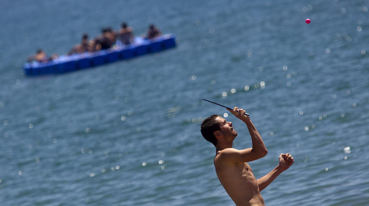 Un bañista juega a las palas en una playa de Málaga