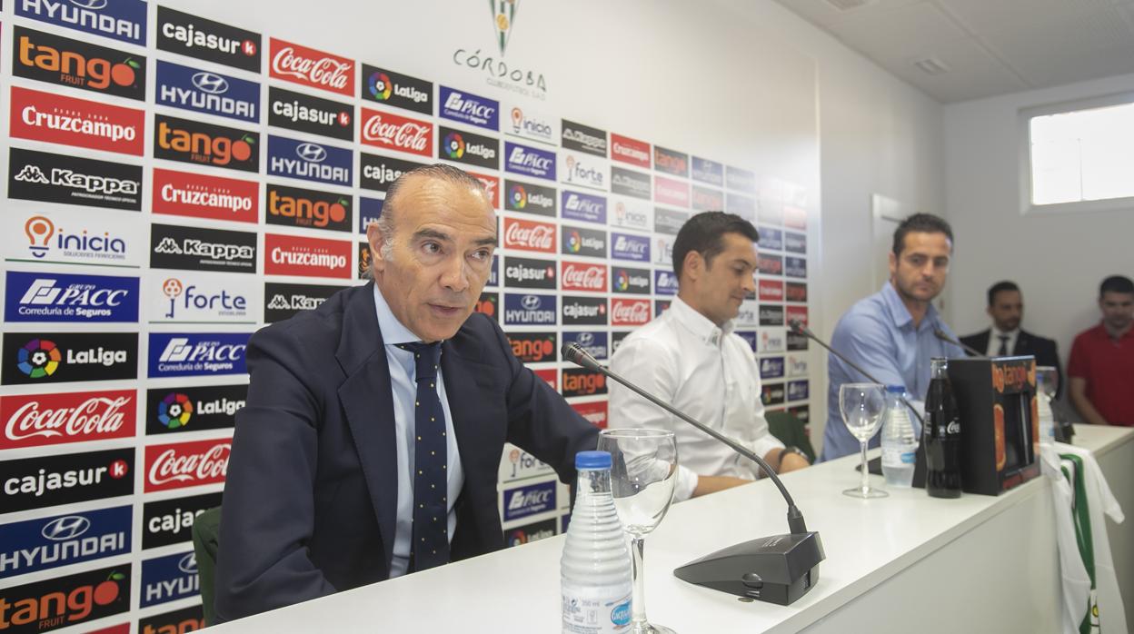 El director general deportivo del Córdoba, Luis Oliver, en la rueda de prensa