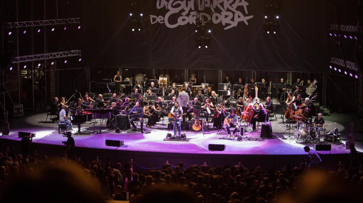 Un momento del concierto de Los Secretos con la Orquesta de Córdoba