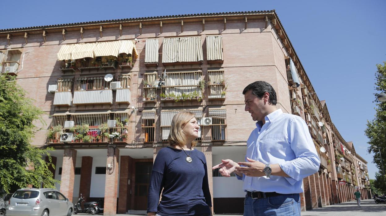 Los concejales del PP, José María Bellido y Laura Ruiz en Las Moreras