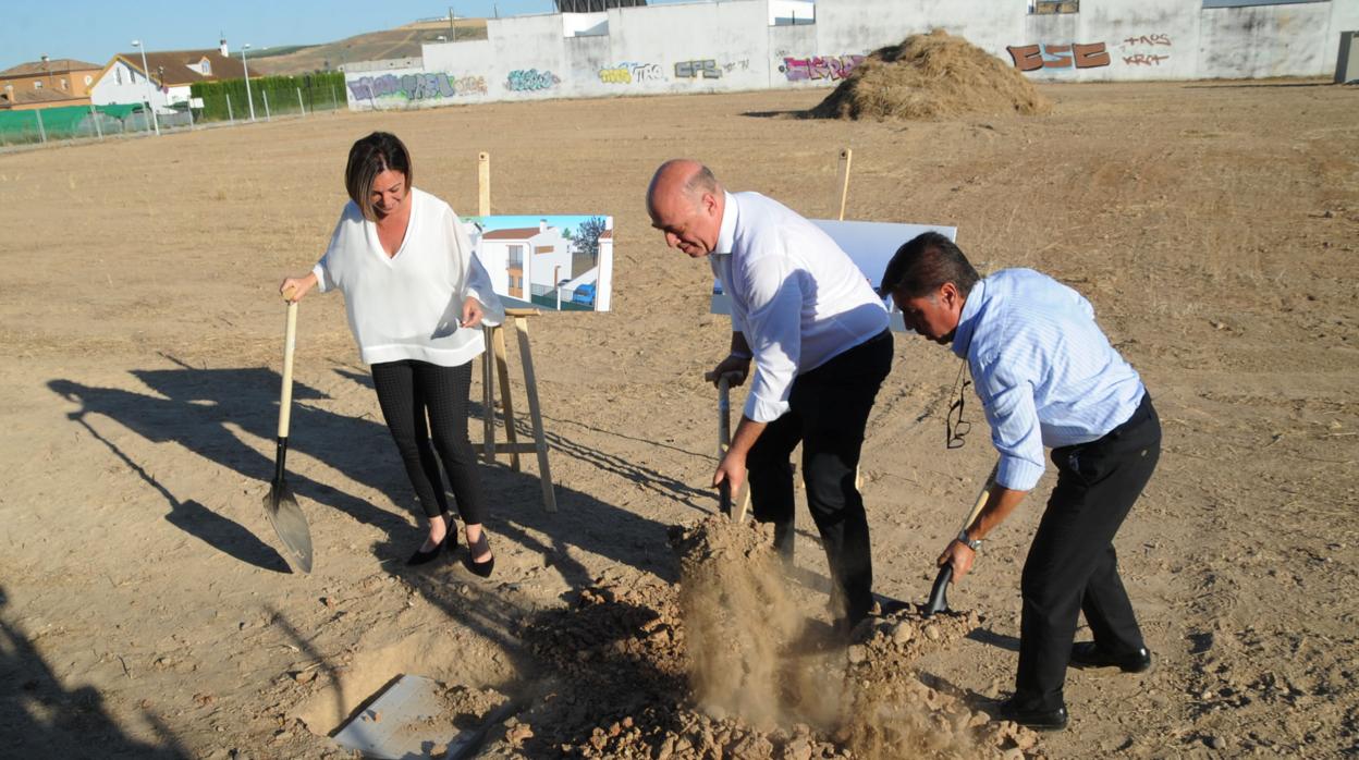 Colocación de la primera piedra de la promoción de viviendas de VPO en Encinarejo