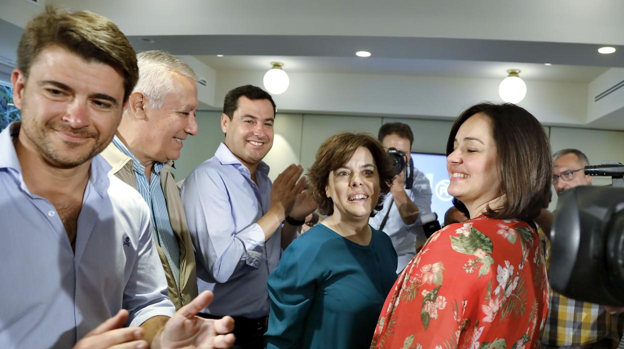 La candidata durante su visita a Sevilla en la campaña por la Presidencia del PP