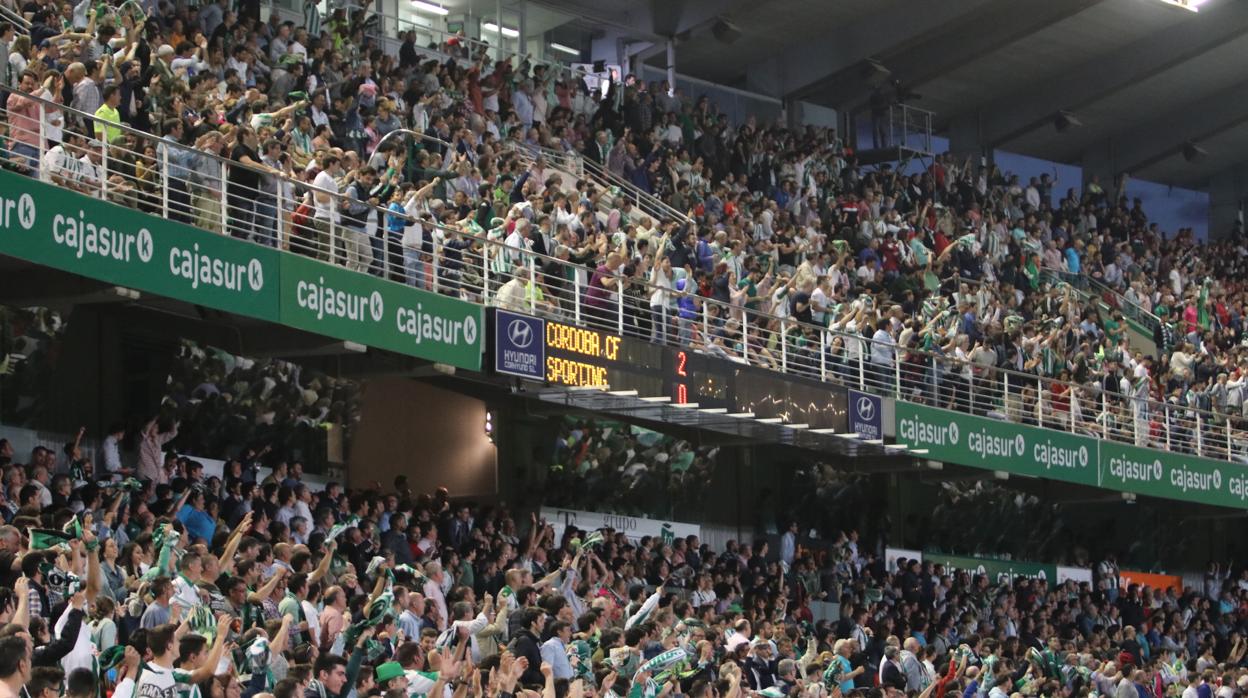 La grada del estadio El Arcángel, llena de seguidores en el último partido oficial