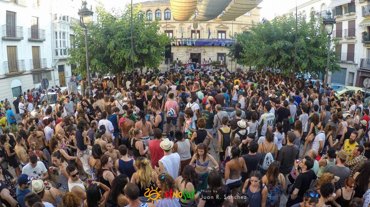 Actividad musical celebrada en el marco de Etnosur ante el Ayuntamiento de Alcalá la Real