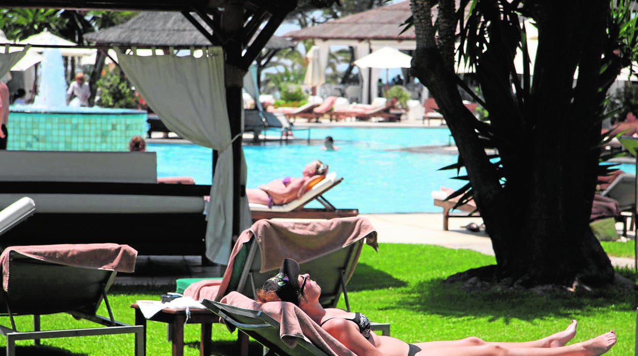 Turistas toman el sol en una piscina de la Costa del Sol