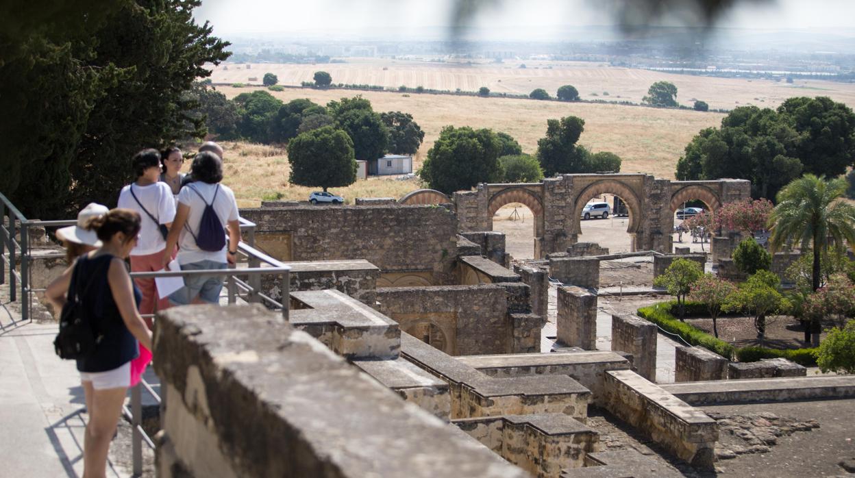 Turistas en Medina Azahara