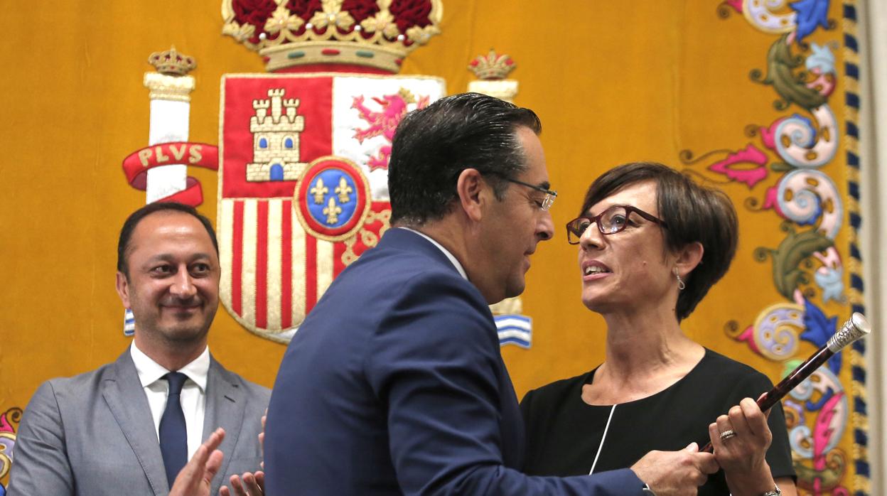 María Gámez toma el testigo de Miguel Briones ante la mirada de Alfonso Rodríguez Gómez de Celis