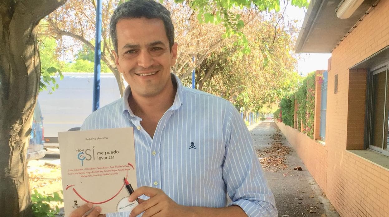 Roberto Arrocha posa junto al libro «Hoy sí me puedo levantar»