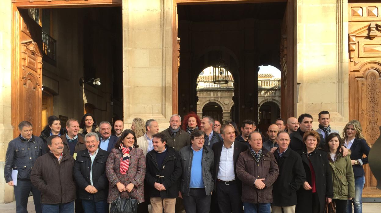 Concentración de alcaldes críticos del PP con la dirección de Jaén antes de la celebración del congreso provincial