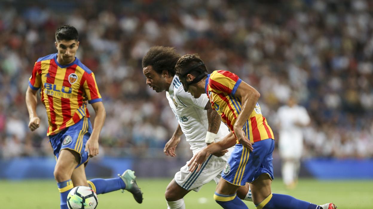 Nacho Vidal, a la izquierda de la imagen, durante el duelo entre Real Madrid y Valencia