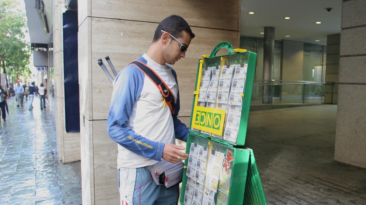 El vendedor de la ONCE en plena calle