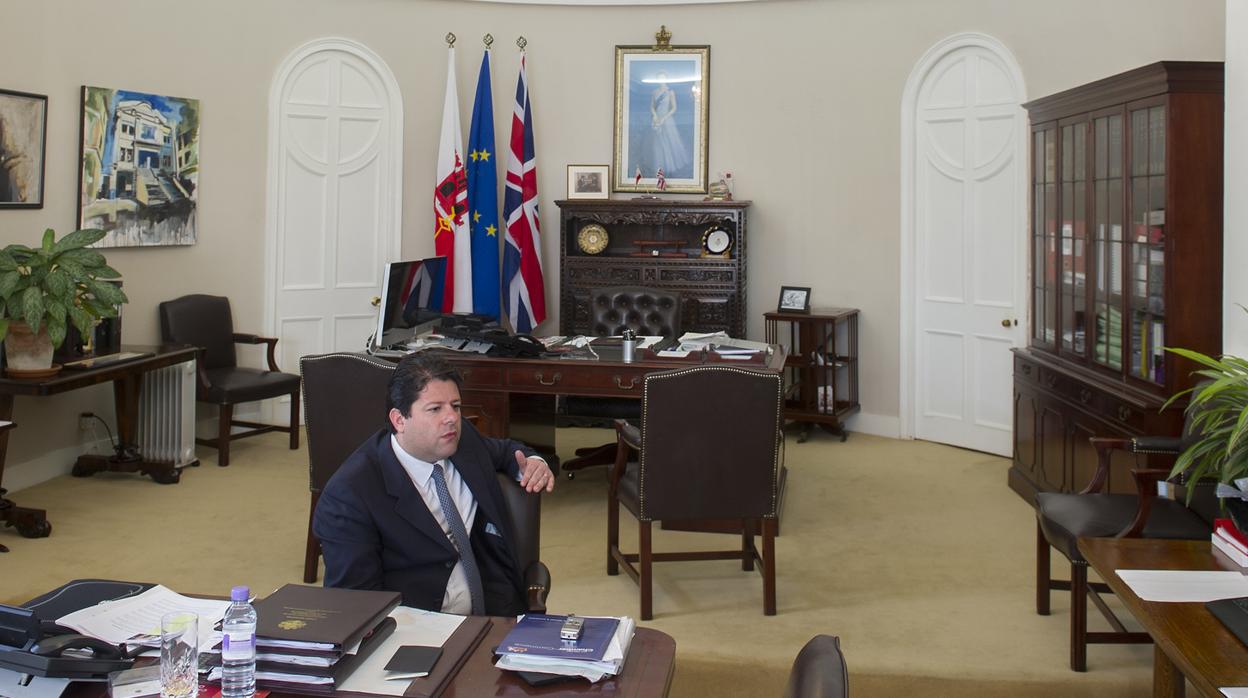 El ministro principal de Gibraltar, Fabian Picardo, en su despacho.