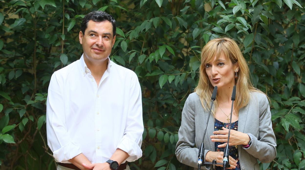 Juanma Moreno, presidente del PP-A, junto a Carmen Castilla, líder de UGT-A