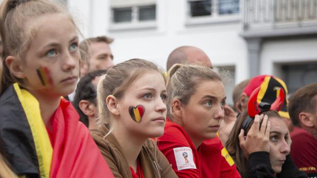 Aficionados belgas con desilusión por la derrota en el Mundial ante Francia